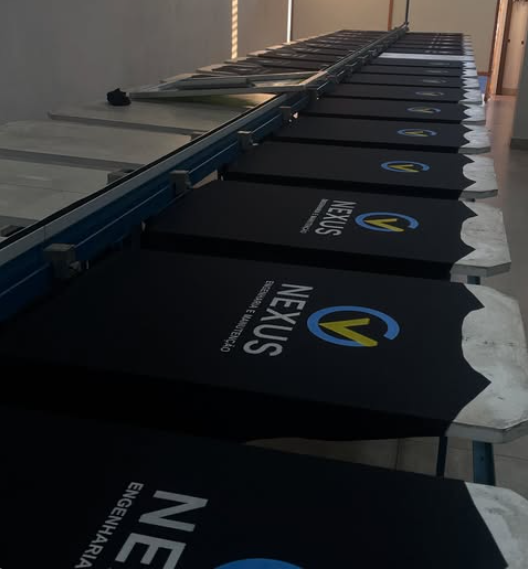 Linha de produção CYBER SYNC com uniformes personalizados